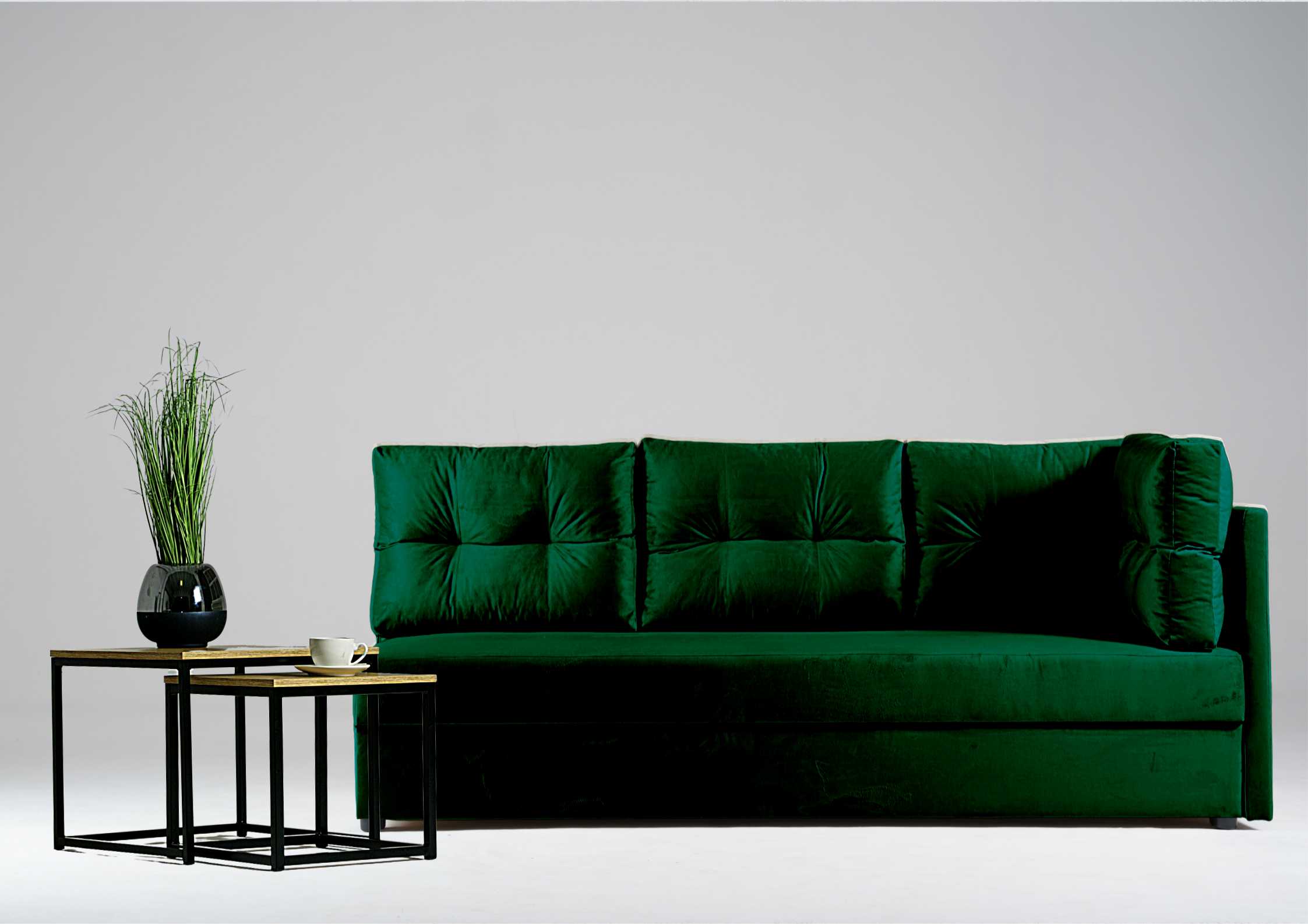 Zielona sofa do salonu 